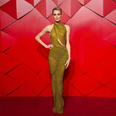 Vestido plisado con diseño asimétrico irregular y espalda descubierta con cordones